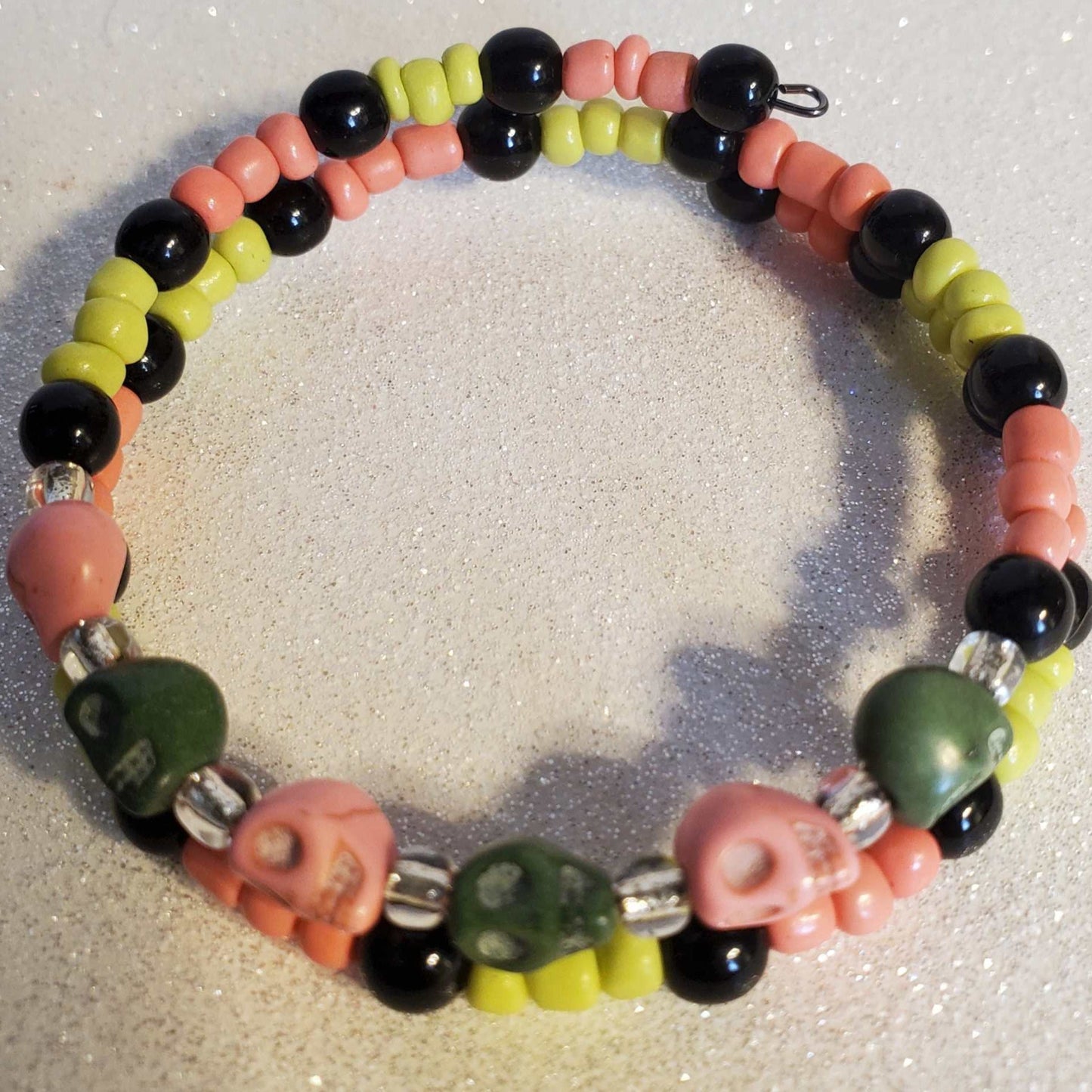 Adjustable skull bracelet with colorful beads and spooky chic design
