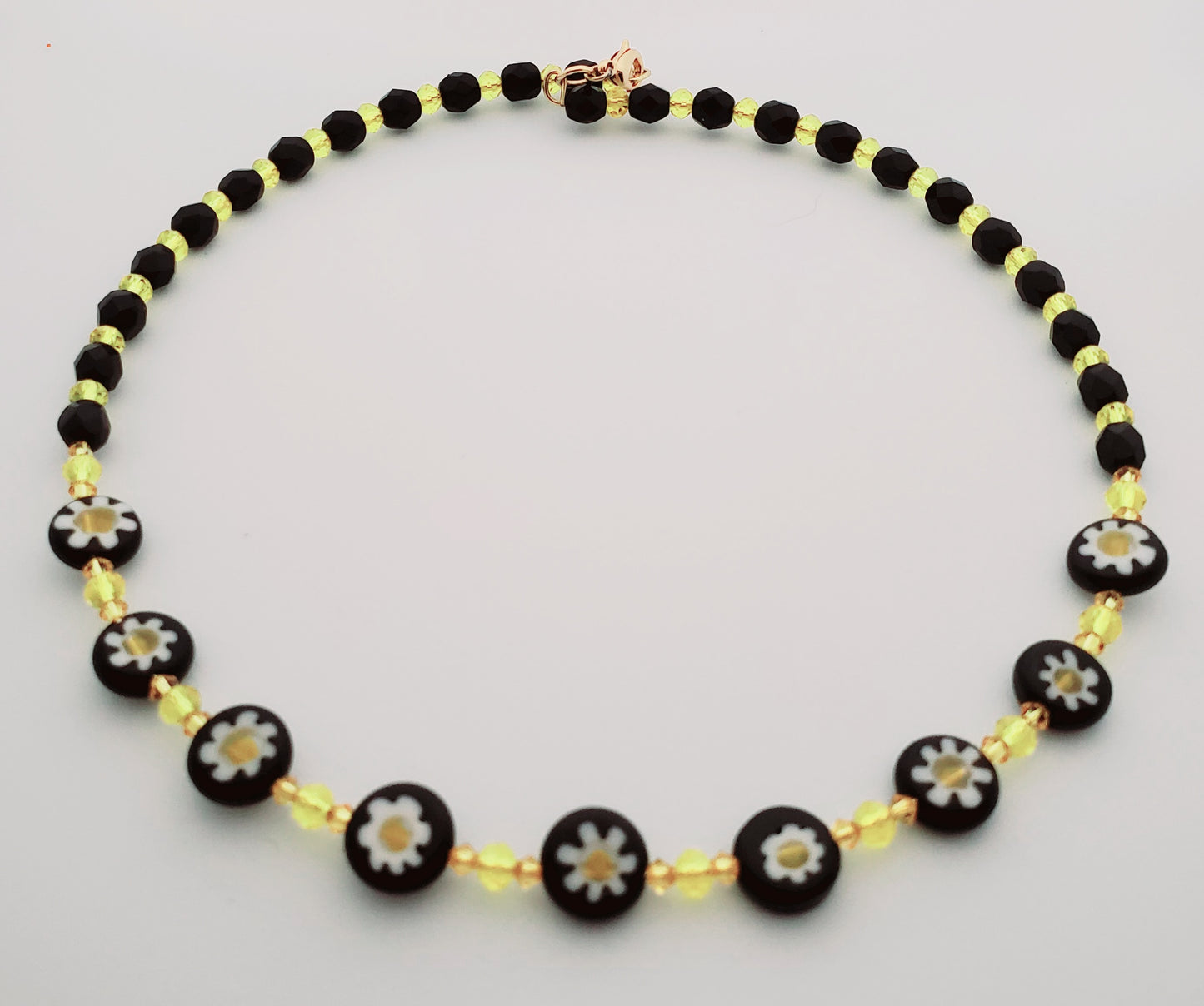 Floral Jewelry Set – Elegant Daisy Necklace and Bracelet in Classic Black & White