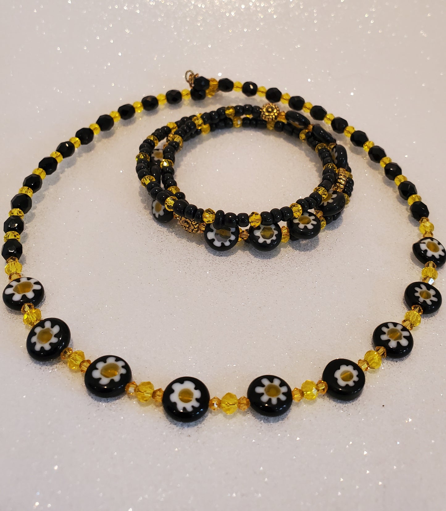 Floral Jewelry Set – Elegant Daisy Necklace and Bracelet in Classic Black & White