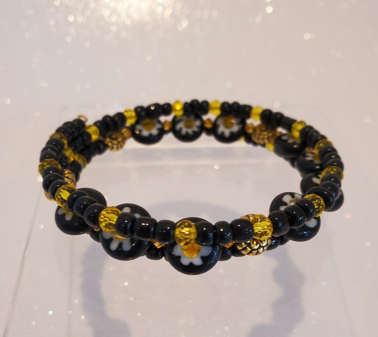 Floral Jewelry Set – Elegant Daisy Necklace and Bracelet in Classic Black & White